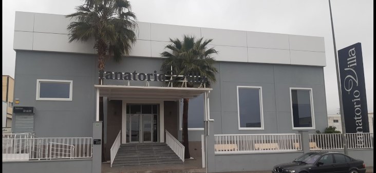 Fachada del Tanatorio Villa en Lucena